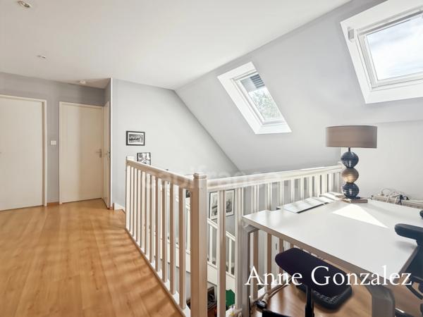 Saint Jean le Blanc, à 5 minutes d'Orleans dans un secteur privilégié etcherché à vendre grande maison familiale de 235 m2, 5 chambres, salle de jeux de 30 m2 garage double, jardin clos et abri