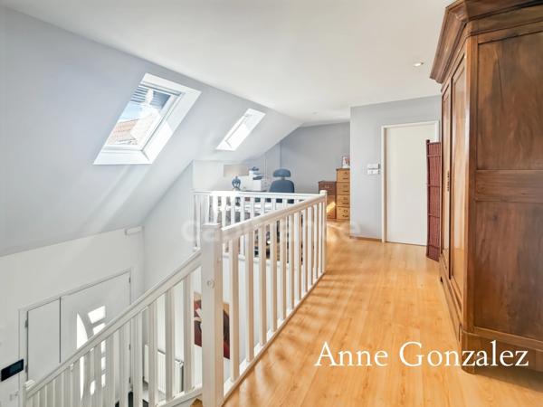 Saint Jean le Blanc, à 5 minutes d'Orleans dans un secteur privilégié etcherché à vendre grande maison familiale de 235 m2, 5 chambres, salle de jeux de 30 m2 garage double, jardin clos et abri