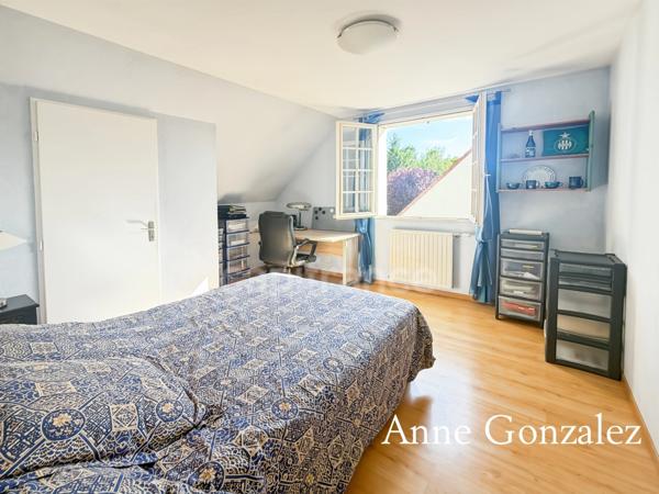 Saint Jean le Blanc, à 5 minutes d'Orleans dans un secteur privilégié etcherché à vendre grande maison familiale de 235 m2, 5 chambres, salle de jeux de 30 m2 garage double, jardin clos et abri