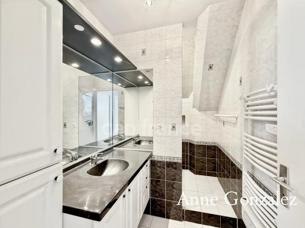 Saint Jean le Blanc, à 5 minutes d'Orleans dans un secteur privilégié etcherché à vendre grande maison familiale de 235 m2, 5 chambres, salle de jeux de 30 m2 garage double, jardin clos et abri