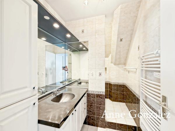 Saint Jean le Blanc, à 5 minutes d'Orleans dans un secteur privilégié etcherché à vendre grande maison familiale de 235 m2, 5 chambres, salle de jeux de 30 m2 garage double, jardin clos et abri