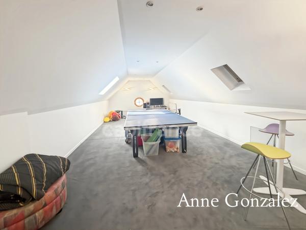 Saint Jean le Blanc, à 5 minutes d'Orleans dans un secteur privilégié etcherché à vendre grande maison familiale de 235 m2, 5 chambres, salle de jeux de 30 m2 garage double, jardin clos et abri