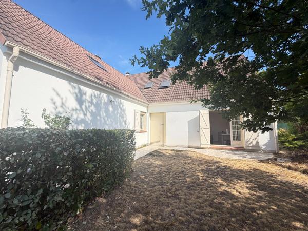 Saint Jean le Blanc, à 5 minutes d'Orleans dans un secteur privilégié etcherché à vendre grande maison familiale de 235 m2, 5 chambres, salle de jeux de 30 m2 garage double, jardin clos et abri