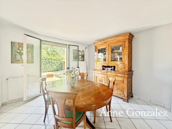 Saint Jean le Blanc, à 5 minutes d'Orleans dans un secteur privilégié etcherché à vendre grande maison familiale de 235 m2, 5 chambres, salle de jeux de 30 m2 garage double, jardin clos et abri
