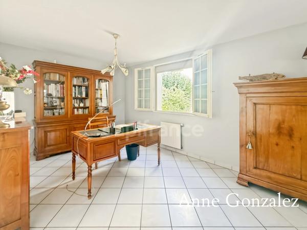 Saint Jean le Blanc, à 5 minutes d'Orleans dans un secteur privilégié etcherché à vendre grande maison familiale de 235 m2, 5 chambres, salle de jeux de 30 m2 garage double, jardin clos et abri