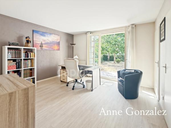 Saint Jean le Blanc, à 5 minutes d'Orleans dans un secteur privilégié etcherché à vendre grande maison familiale de 235 m2, 5 chambres, salle de jeux de 30 m2 garage double, jardin clos et abri