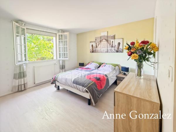 Saint Jean le Blanc, à 5 minutes d'Orleans dans un secteur privilégié etcherché à vendre grande maison familiale de 235 m2, 5 chambres, salle de jeux de 30 m2 garage double, jardin clos et abri