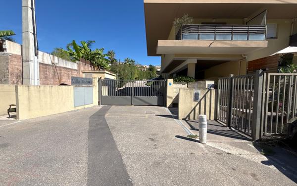 Stationnement à louer