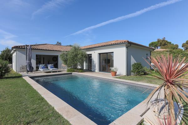 Elegante maison contemporaine dans environnement recherché, au coeur de La Brède