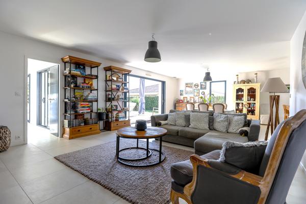 Elegante maison contemporaine dans environnement recherché, au coeur de La Brède