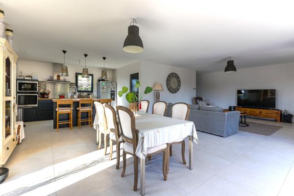 Elegante maison contemporaine dans environnement recherché, au coeur de La Brède