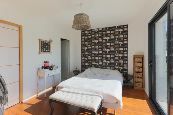 Elegante maison contemporaine dans environnement recherché, au coeur de La Brède