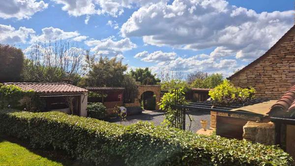LE COUCHÉ DE SOLEIL CHAQUE JOUR, UNE VUE MAGNIFIQUE, CETTE MAISON PERIGOURDINE EN PIERRE DE GRANDE QUALITÉ A TOUT !