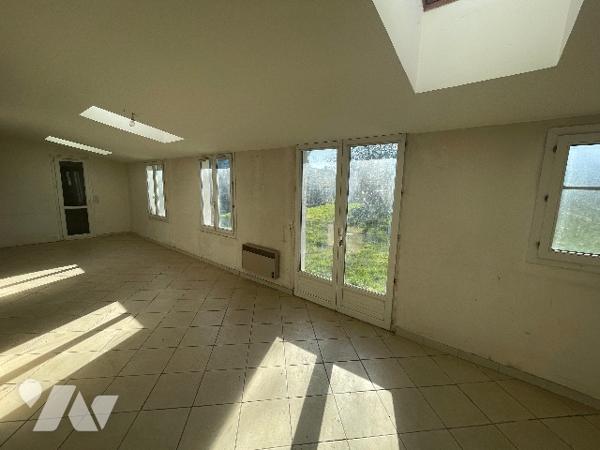 Pavillon plain-pied avec terrasse et garages