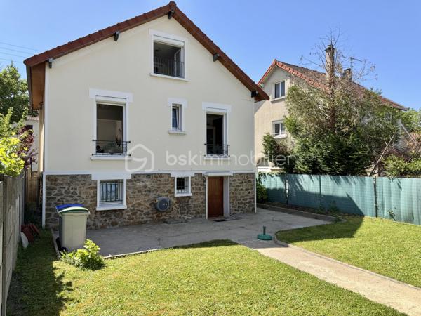 Située dans une rue calme d’un environnement pavillonnaire très apprécié d’Aulnay-sous-Bois, cette belle maison indépendante des années 1930 allie parfaitement le cachet de l’ancien et le confort moderne.

Au goût du jour, elle offre 97, 14 habitables et 103 m² utiles, avec de belles prestations récentes : Toiture refaite il y a 12 ans Cuisine rénovée il y a 7 ans. Chaudière gaz neuve installée cette année.

Édifiée sur un terrain de 273 m² sans vis-à-vis et idéalement exposé, cette maison lumineuse se compose :
- Au rez-de-chaussée surélevé : Une entré. Un WC indépendant. Une agréable pièce de vie lumineuse d’environ 25 m². Une cuisine indépendante équipée et aménagée d'environ 10m2. Une chambre avec possibilité de créer une douche

- À l’étage : Deux belles chambres spacieuses sous combles isolés. Un second WC

- En souplex / rez-de-jardin : Une salle d’eau récente avec WC. Une pièce idéale pour salle de sport, bureau ou espace détente. Une buanderie d’environ 12 m²

Gros potentiel supplémentaire grâce à un accès indépendant au souplex/ sous-sol total, permettant un projet locatif, profession libérale ou espace autonome.
Un grand garage de 27 m² complète cet espace.

Vous profiterez également d’une dépendance avec électricité de moins de 20 m², parfaite pour un atelier, du télétravail ou une activité professionnelle.
Transports à proximité : bus 615 et RER B accessibles rapidement.

Une maison familiale pleine de charme, rare sur le secteur, offrant de nombreuses possibilités d’aménagement et d’investissement.