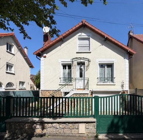 Située dans une rue calme d’un environnement pavillonnaire très apprécié d’Aulnay-sous-Bois, cette belle maison indépendante des années 1930 allie parfaitement le cachet de l’ancien et le confort moderne.

Au goût du jour, elle offre 97, 14 habitables et 103 m² utiles, avec de belles prestations récentes : Toiture refaite il y a 12 ans Cuisine rénovée il y a 7 ans. Chaudière gaz neuve installée cette année.

Édifiée sur un terrain de 273 m² sans vis-à-vis et idéalement exposé, cette maison lumineuse se compose :
- Au rez-de-chaussée surélevé : Une entré. Un WC indépendant. Une agréable pièce de vie lumineuse d’environ 25 m². Une cuisine indépendante équipée et aménagée d'environ 10m2. Une chambre avec possibilité de créer une douche

- À l’étage : Deux belles chambres spacieuses sous combles isolés. Un second WC

- En souplex / rez-de-jardin : Une salle d’eau récente avec WC. Une pièce idéale pour salle de sport, bureau ou espace détente. Une buanderie d’environ 12 m²

Gros potentiel supplémentaire grâce à un accès indépendant au souplex/ sous-sol total, permettant un projet locatif, profession libérale ou espace autonome.
Un grand garage de 27 m² complète cet espace.

Vous profiterez également d’une dépendance avec électricité de moins de 20 m², parfaite pour un atelier, du télétravail ou une activité professionnelle.
Transports à proximité : bus 615 et RER B accessibles rapidement.

Une maison familiale pleine de charme, rare sur le secteur, offrant de nombreuses possibilités d’aménagement et d’investissement.