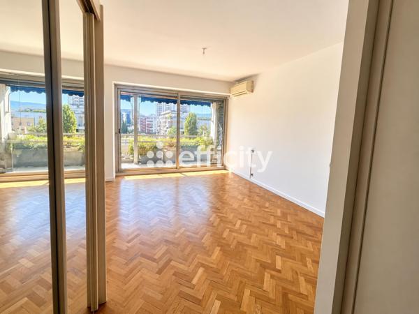 Appartement
         5 pièces
        - 140 m² Bien prestige 529 000 € *