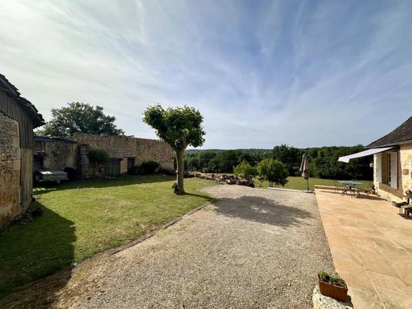 Charmante propriété en pierre avec granges, à quelques pas des commodités