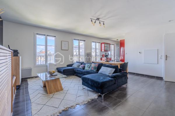 Situé au cœur de Serris, à deux pas de la mairie et de l'effervescence de Val d'Europe, cet appartement T4 de 86 m² constitue une opportunité financière rare sur un marché local en constante valorisation. Sa localisation stratégique permet de rejoindre Paris. Offrant un cadre de vie privilégié à proximité immédiate des pôles économiques majeurs. Doté d'une excellente performance énergétique DPE C, ce bien garantit un confort thermique optimal et des charges maîtrisées, répondant ainsi aux exigences des acheteurs les plus rigoureux en quête de rentabilité et de pérennité.

L'agencement intérieur mise sur la clarté et l'amplitude des volumes, avec une distribution des pièces fluide et sans aucune perte d'espace. Le séjour spacieux s'ouvre sur un environnement calme, une partie nuit se distingue par 3 chambre une salle de bain et wc-separe, offrant une modularité rare pour le secteur. L'absence totale de vis-à-vis, critère extrêmement recherché à Serris, confère à chaque pièce une luminosité naturelle abondante et une intimité totale, idéales pour concilier confort de vie de famille et calme absolu.

L'état général du bien est irréprochable, ne nécessitant aucun travaux, ce qui permet une installation immédiate dans un environnement sain et moderne. La prestation est complétée par deux places de parking privatives, un atout logistique indispensable en centre-ville. Pour découvrir ce bien d'exception ou organiser une visite, contactez Mme Oliveira - BSK Immobilier au 07 68 07 60 36
