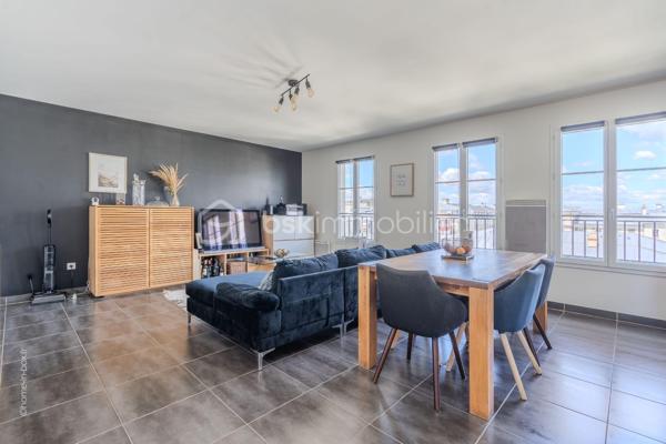 Situé au cœur de Serris, à deux pas de la mairie et de l'effervescence de Val d'Europe, cet appartement T4 de 86 m² constitue une opportunité financière rare sur un marché local en constante valorisation. Sa localisation stratégique permet de rejoindre Paris. Offrant un cadre de vie privilégié à proximité immédiate des pôles économiques majeurs. Doté d'une excellente performance énergétique DPE C, ce bien garantit un confort thermique optimal et des charges maîtrisées, répondant ainsi aux exigences des acheteurs les plus rigoureux en quête de rentabilité et de pérennité.

L'agencement intérieur mise sur la clarté et l'amplitude des volumes, avec une distribution des pièces fluide et sans aucune perte d'espace. Le séjour spacieux s'ouvre sur un environnement calme, une partie nuit se distingue par 3 chambre une salle de bain et wc-separe, offrant une modularité rare pour le secteur. L'absence totale de vis-à-vis, critère extrêmement recherché à Serris, confère à chaque pièce une luminosité naturelle abondante et une intimité totale, idéales pour concilier confort de vie de famille et calme absolu.

L'état général du bien est irréprochable, ne nécessitant aucun travaux, ce qui permet une installation immédiate dans un environnement sain et moderne. La prestation est complétée par deux places de parking privatives, un atout logistique indispensable en centre-ville. Pour découvrir ce bien d'exception ou organiser une visite, contactez Mme Oliveira - BSK Immobilier au 07 68 07 60 36
