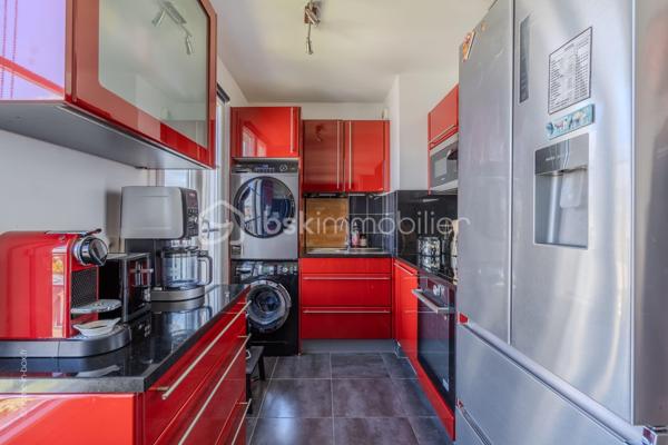Situé au cœur de Serris, à deux pas de la mairie et de l'effervescence de Val d'Europe, cet appartement T4 de 86 m² constitue une opportunité financière rare sur un marché local en constante valorisation. Sa localisation stratégique permet de rejoindre Paris. Offrant un cadre de vie privilégié à proximité immédiate des pôles économiques majeurs. Doté d'une excellente performance énergétique DPE C, ce bien garantit un confort thermique optimal et des charges maîtrisées, répondant ainsi aux exigences des acheteurs les plus rigoureux en quête de rentabilité et de pérennité.

L'agencement intérieur mise sur la clarté et l'amplitude des volumes, avec une distribution des pièces fluide et sans aucune perte d'espace. Le séjour spacieux s'ouvre sur un environnement calme, une partie nuit se distingue par 3 chambre une salle de bain et wc-separe, offrant une modularité rare pour le secteur. L'absence totale de vis-à-vis, critère extrêmement recherché à Serris, confère à chaque pièce une luminosité naturelle abondante et une intimité totale, idéales pour concilier confort de vie de famille et calme absolu.

L'état général du bien est irréprochable, ne nécessitant aucun travaux, ce qui permet une installation immédiate dans un environnement sain et moderne. La prestation est complétée par deux places de parking privatives, un atout logistique indispensable en centre-ville. Pour découvrir ce bien d'exception ou organiser une visite, contactez Mme Oliveira - BSK Immobilier au 07 68 07 60 36