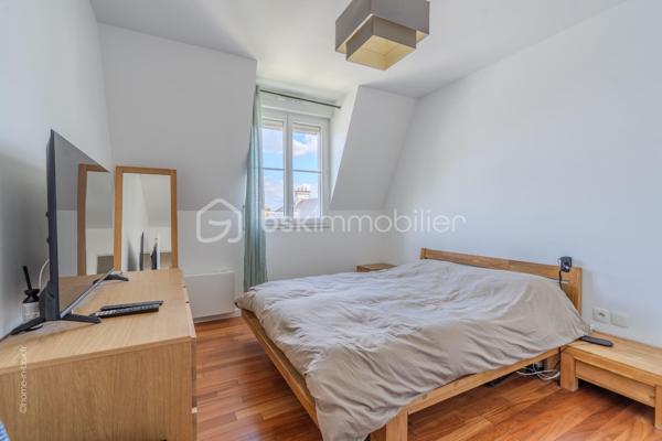 Situé au cœur de Serris, à deux pas de la mairie et de l'effervescence de Val d'Europe, cet appartement T4 de 86 m² constitue une opportunité financière rare sur un marché local en constante valorisation. Sa localisation stratégique permet de rejoindre Paris. Offrant un cadre de vie privilégié à proximité immédiate des pôles économiques majeurs. Doté d'une excellente performance énergétique DPE C, ce bien garantit un confort thermique optimal et des charges maîtrisées, répondant ainsi aux exigences des acheteurs les plus rigoureux en quête de rentabilité et de pérennité.

L'agencement intérieur mise sur la clarté et l'amplitude des volumes, avec une distribution des pièces fluide et sans aucune perte d'espace. Le séjour spacieux s'ouvre sur un environnement calme, une partie nuit se distingue par 3 chambre une salle de bain et wc-separe, offrant une modularité rare pour le secteur. L'absence totale de vis-à-vis, critère extrêmement recherché à Serris, confère à chaque pièce une luminosité naturelle abondante et une intimité totale, idéales pour concilier confort de vie de famille et calme absolu.

L'état général du bien est irréprochable, ne nécessitant aucun travaux, ce qui permet une installation immédiate dans un environnement sain et moderne. La prestation est complétée par deux places de parking privatives, un atout logistique indispensable en centre-ville. Pour découvrir ce bien d'exception ou organiser une visite, contactez Mme Oliveira - BSK Immobilier au 07 68 07 60 36