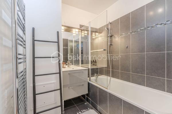 Situé au cœur de Serris, à deux pas de la mairie et de l'effervescence de Val d'Europe, cet appartement T4 de 86 m² constitue une opportunité financière rare sur un marché local en constante valorisation. Sa localisation stratégique permet de rejoindre Paris. Offrant un cadre de vie privilégié à proximité immédiate des pôles économiques majeurs. Doté d'une excellente performance énergétique DPE C, ce bien garantit un confort thermique optimal et des charges maîtrisées, répondant ainsi aux exigences des acheteurs les plus rigoureux en quête de rentabilité et de pérennité.

L'agencement intérieur mise sur la clarté et l'amplitude des volumes, avec une distribution des pièces fluide et sans aucune perte d'espace. Le séjour spacieux s'ouvre sur un environnement calme, une partie nuit se distingue par 3 chambre une salle de bain et wc-separe, offrant une modularité rare pour le secteur. L'absence totale de vis-à-vis, critère extrêmement recherché à Serris, confère à chaque pièce une luminosité naturelle abondante et une intimité totale, idéales pour concilier confort de vie de famille et calme absolu.

L'état général du bien est irréprochable, ne nécessitant aucun travaux, ce qui permet une installation immédiate dans un environnement sain et moderne. La prestation est complétée par deux places de parking privatives, un atout logistique indispensable en centre-ville. Pour découvrir ce bien d'exception ou organiser une visite, contactez Mme Oliveira - BSK Immobilier au 07 68 07 60 36