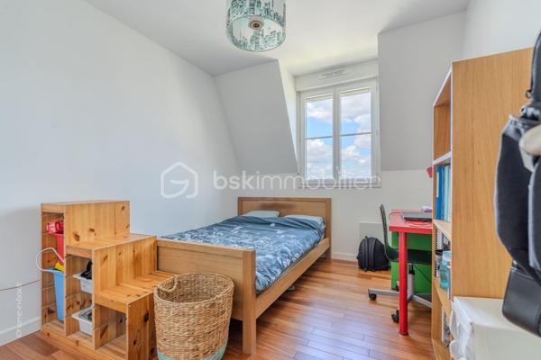 Situé au cœur de Serris, à deux pas de la mairie et de l'effervescence de Val d'Europe, cet appartement T4 de 86 m² constitue une opportunité financière rare sur un marché local en constante valorisation. Sa localisation stratégique permet de rejoindre Paris. Offrant un cadre de vie privilégié à proximité immédiate des pôles économiques majeurs. Doté d'une excellente performance énergétique DPE C, ce bien garantit un confort thermique optimal et des charges maîtrisées, répondant ainsi aux exigences des acheteurs les plus rigoureux en quête de rentabilité et de pérennité.

L'agencement intérieur mise sur la clarté et l'amplitude des volumes, avec une distribution des pièces fluide et sans aucune perte d'espace. Le séjour spacieux s'ouvre sur un environnement calme, une partie nuit se distingue par 3 chambre une salle de bain et wc-separe, offrant une modularité rare pour le secteur. L'absence totale de vis-à-vis, critère extrêmement recherché à Serris, confère à chaque pièce une luminosité naturelle abondante et une intimité totale, idéales pour concilier confort de vie de famille et calme absolu.

L'état général du bien est irréprochable, ne nécessitant aucun travaux, ce qui permet une installation immédiate dans un environnement sain et moderne. La prestation est complétée par deux places de parking privatives, un atout logistique indispensable en centre-ville. Pour découvrir ce bien d'exception ou organiser une visite, contactez Mme Oliveira - BSK Immobilier au 07 68 07 60 36