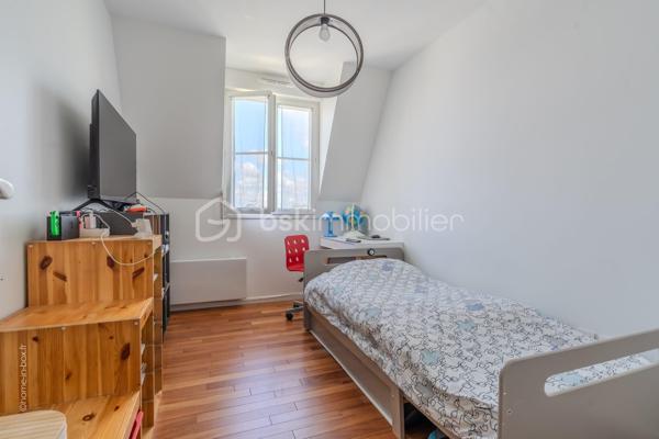 Situé au cœur de Serris, à deux pas de la mairie et de l'effervescence de Val d'Europe, cet appartement T4 de 86 m² constitue une opportunité financière rare sur un marché local en constante valorisation. Sa localisation stratégique permet de rejoindre Paris. Offrant un cadre de vie privilégié à proximité immédiate des pôles économiques majeurs. Doté d'une excellente performance énergétique DPE C, ce bien garantit un confort thermique optimal et des charges maîtrisées, répondant ainsi aux exigences des acheteurs les plus rigoureux en quête de rentabilité et de pérennité.

L'agencement intérieur mise sur la clarté et l'amplitude des volumes, avec une distribution des pièces fluide et sans aucune perte d'espace. Le séjour spacieux s'ouvre sur un environnement calme, une partie nuit se distingue par 3 chambre une salle de bain et wc-separe, offrant une modularité rare pour le secteur. L'absence totale de vis-à-vis, critère extrêmement recherché à Serris, confère à chaque pièce une luminosité naturelle abondante et une intimité totale, idéales pour concilier confort de vie de famille et calme absolu.

L'état général du bien est irréprochable, ne nécessitant aucun travaux, ce qui permet une installation immédiate dans un environnement sain et moderne. La prestation est complétée par deux places de parking privatives, un atout logistique indispensable en centre-ville. Pour découvrir ce bien d'exception ou organiser une visite, contactez Mme Oliveira - BSK Immobilier au 07 68 07 60 36