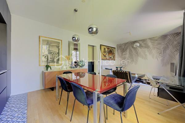 Situé rue Notre-Dame-des-Champs, à 2 pas de l'École Alsacienne et de Stanislas, cet appartement de 72,53 m² se trouve au 2ᵉ étage par escalier d’un bel immeuble ancien avec gardien, au sein d’une copropriété arborée particulièrement calme.

Donnant entièrement sur une agréable cour intérieure arborée, l’appartement bénéficie d’un environnement particulièrement calme, verdoyant et sécurisé, très recherché par les familles. Il profite également d’un emplacement privilégié, à proximité immédiate du Jardin du Luxembourg, des commerces de quartier et de nombreux établissements scolaires parmi les plus réputés de Paris, tels que le lycée Montaigne, le collège et lycée Stanislas, l’École Alsacienne, ainsi que les prestigieux lycées Henri-IV, Louis-le-Grand, Fénelon et Saint-Louis, tous accessibles facilement depuis l’appartement.

Rénové avec soin en 2021, l’appartement se présente aujourd’hui en excellent état et offre un plan fonctionnel et optimisé, idéal pour la vie quotidienne.
Il comprend une agréable pièce de vie lumineuse orientée ouest / sud-ouest, avec salon et salle à manger ouverts sur une cuisine entièrement aménagée et équipée.
La partie nuit propose trois chambres, permettant d’accueillir confortablement une famille, ou selon les besoins deux chambres et un bureau pour le télétravail.
L’appartement dispose également d’une salle d’eau ainsi que de toilettes séparées, apportant un confort supplémentaire au quotidien.

Calme, lumineux et facile à vivre, ce bien constitue une opportunité rare pour une famille souhaitant s’installer dans le 6ᵉ arrondissement, à proximité des écoles et des espaces verts.

La copropriété est bien entretenue et dispose d’un gardien.

DPE : D – GES : C

Transport publique: Notre-Dame-des-Champs (ligne 12) , Vavin (ligne 4), Luxembourg (RER B)

Un appartement particulièrement agréable à vivre dans un secteur recherché de la rive gauche.