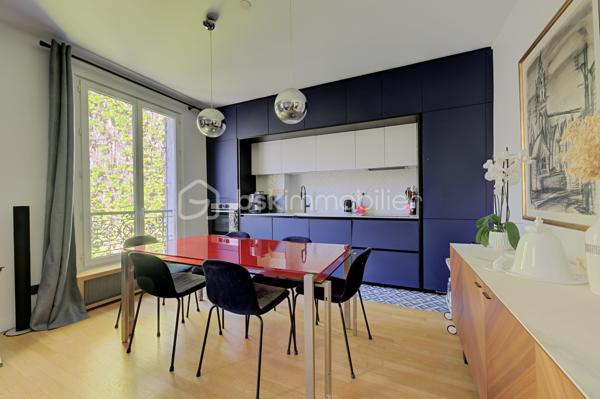 Situé rue Notre-Dame-des-Champs, à 2 pas de l'École Alsacienne et de Stanislas, cet appartement de 72,53 m² se trouve au 2ᵉ étage par escalier d’un bel immeuble ancien avec gardien, au sein d’une copropriété arborée particulièrement calme.

Donnant entièrement sur une agréable cour intérieure arborée, l’appartement bénéficie d’un environnement particulièrement calme, verdoyant et sécurisé, très recherché par les familles. Il profite également d’un emplacement privilégié, à proximité immédiate du Jardin du Luxembourg, des commerces de quartier et de nombreux établissements scolaires parmi les plus réputés de Paris, tels que le lycée Montaigne, le collège et lycée Stanislas, l’École Alsacienne, ainsi que les prestigieux lycées Henri-IV, Louis-le-Grand, Fénelon et Saint-Louis, tous accessibles facilement depuis l’appartement.

Rénové avec soin en 2021, l’appartement se présente aujourd’hui en excellent état et offre un plan fonctionnel et optimisé, idéal pour la vie quotidienne.
Il comprend une agréable pièce de vie lumineuse orientée ouest / sud-ouest, avec salon et salle à manger ouverts sur une cuisine entièrement aménagée et équipée.
La partie nuit propose trois chambres, permettant d’accueillir confortablement une famille, ou selon les besoins deux chambres et un bureau pour le télétravail.
L’appartement dispose également d’une salle d’eau ainsi que de toilettes séparées, apportant un confort supplémentaire au quotidien.

Calme, lumineux et facile à vivre, ce bien constitue une opportunité rare pour une famille souhaitant s’installer dans le 6ᵉ arrondissement, à proximité des écoles et des espaces verts.

La copropriété est bien entretenue et dispose d’un gardien.

DPE : D – GES : C

Transport publique: Notre-Dame-des-Champs (ligne 12) , Vavin (ligne 4), Luxembourg (RER B)

Un appartement particulièrement agréable à vivre dans un secteur recherché de la rive gauche.