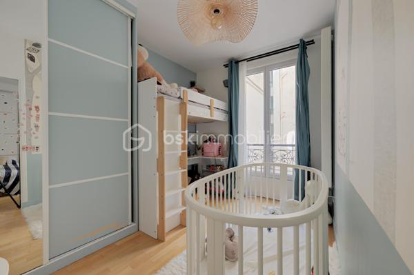 Situé rue Notre-Dame-des-Champs, à 2 pas de l'École Alsacienne et de Stanislas, cet appartement de 72,53 m² se trouve au 2ᵉ étage par escalier d’un bel immeuble ancien avec gardien, au sein d’une copropriété arborée particulièrement calme.

Donnant entièrement sur une agréable cour intérieure arborée, l’appartement bénéficie d’un environnement particulièrement calme, verdoyant et sécurisé, très recherché par les familles. Il profite également d’un emplacement privilégié, à proximité immédiate du Jardin du Luxembourg, des commerces de quartier et de nombreux établissements scolaires parmi les plus réputés de Paris, tels que le lycée Montaigne, le collège et lycée Stanislas, l’École Alsacienne, ainsi que les prestigieux lycées Henri-IV, Louis-le-Grand, Fénelon et Saint-Louis, tous accessibles facilement depuis l’appartement.

Rénové avec soin en 2021, l’appartement se présente aujourd’hui en excellent état et offre un plan fonctionnel et optimisé, idéal pour la vie quotidienne.
Il comprend une agréable pièce de vie lumineuse orientée ouest / sud-ouest, avec salon et salle à manger ouverts sur une cuisine entièrement aménagée et équipée.
La partie nuit propose trois chambres, permettant d’accueillir confortablement une famille, ou selon les besoins deux chambres et un bureau pour le télétravail.
L’appartement dispose également d’une salle d’eau ainsi que de toilettes séparées, apportant un confort supplémentaire au quotidien.

Calme, lumineux et facile à vivre, ce bien constitue une opportunité rare pour une famille souhaitant s’installer dans le 6ᵉ arrondissement, à proximité des écoles et des espaces verts.

La copropriété est bien entretenue et dispose d’un gardien.

DPE : D – GES : C

Transport publique: Notre-Dame-des-Champs (ligne 12) , Vavin (ligne 4), Luxembourg (RER B)

Un appartement particulièrement agréable à vivre dans un secteur recherché de la rive gauche.