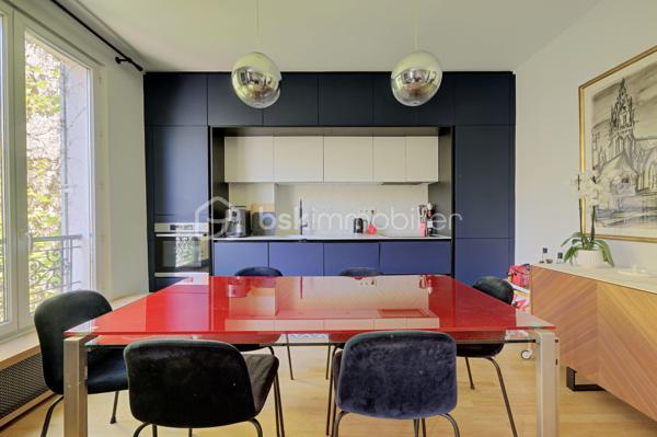 Situé rue Notre-Dame-des-Champs, à 2 pas de l'École Alsacienne et de Stanislas, cet appartement de 72,53 m² se trouve au 2ᵉ étage par escalier d’un bel immeuble ancien avec gardien, au sein d’une copropriété arborée particulièrement calme.

Donnant entièrement sur une agréable cour intérieure arborée, l’appartement bénéficie d’un environnement particulièrement calme, verdoyant et sécurisé, très recherché par les familles. Il profite également d’un emplacement privilégié, à proximité immédiate du Jardin du Luxembourg, des commerces de quartier et de nombreux établissements scolaires parmi les plus réputés de Paris, tels que le lycée Montaigne, le collège et lycée Stanislas, l’École Alsacienne, ainsi que les prestigieux lycées Henri-IV, Louis-le-Grand, Fénelon et Saint-Louis, tous accessibles facilement depuis l’appartement.

Rénové avec soin en 2021, l’appartement se présente aujourd’hui en excellent état et offre un plan fonctionnel et optimisé, idéal pour la vie quotidienne.
Il comprend une agréable pièce de vie lumineuse orientée ouest / sud-ouest, avec salon et salle à manger ouverts sur une cuisine entièrement aménagée et équipée.
La partie nuit propose trois chambres, permettant d’accueillir confortablement une famille, ou selon les besoins deux chambres et un bureau pour le télétravail.
L’appartement dispose également d’une salle d’eau ainsi que de toilettes séparées, apportant un confort supplémentaire au quotidien.

Calme, lumineux et facile à vivre, ce bien constitue une opportunité rare pour une famille souhaitant s’installer dans le 6ᵉ arrondissement, à proximité des écoles et des espaces verts.

La copropriété est bien entretenue et dispose d’un gardien.

DPE : D – GES : C

Transport publique: Notre-Dame-des-Champs (ligne 12) , Vavin (ligne 4), Luxembourg (RER B)

Un appartement particulièrement agréable à vivre dans un secteur recherché de la rive gauche.