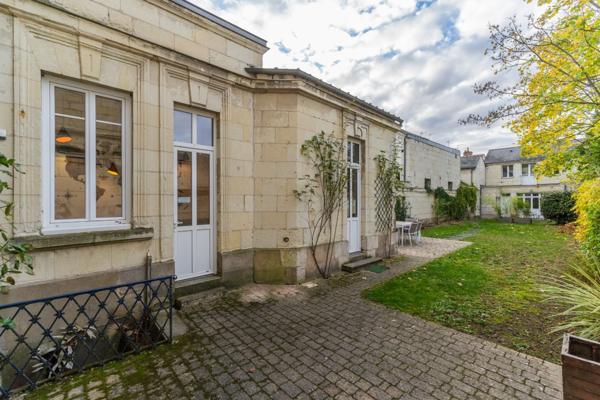 Maison de caractère de 264 m² avec maison secondaire de 64 m² au cœur de la ville de SAUMUR (49)