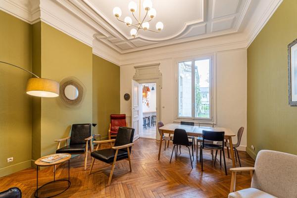 Maison de caractère de 264 m² avec maison secondaire de 64 m² au cœur de la ville de SAUMUR (49)