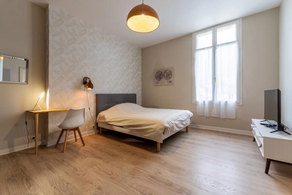 Maison de caractère de 264 m² avec maison secondaire de 64 m² au cœur de la ville de SAUMUR (49)