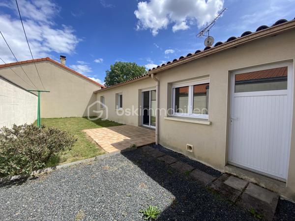 À découvrir sans tarder, cette agréable maison de plain-pied construite en 1999, située dans un environnement calme et de Saint-Léger-sous-Cholet, à proximité d'un étang propice aux promenades.

D'une surface habitable d'environ 83 m², elle offre une belle luminosité et se compose d'une entrée, d'une agréable pièce de vie lumineuse, d'une cuisine, de trois chambres avec placards intégrés, d'une salle de bains, d'un WC indépendant avec lave-mains ainsi que d'une lingerie.

Un garage attenant avec grenier aménagé complète l'ensemble. La maison est mitoyenne uniquement par le garage, ce qui préserve le confort des espaces de vie.

Édifiée sur une parcelle de 321 m², elle bénéficie d'un jardin facile d'entretien, idéal pour profiter des beaux jours sans contrainte.

Chauffage au gaz de ville.
DPE : D.

Quelques travaux de remise au goût du jour pourront être envisagés, notamment dans la salle de bains, afin de personnaliser les lieux selon vos envies.

Une maison idéale pour un premier achat, une famille ou des personnes souhaitant profiter du confort du plain-pied dans un cadre agréable.