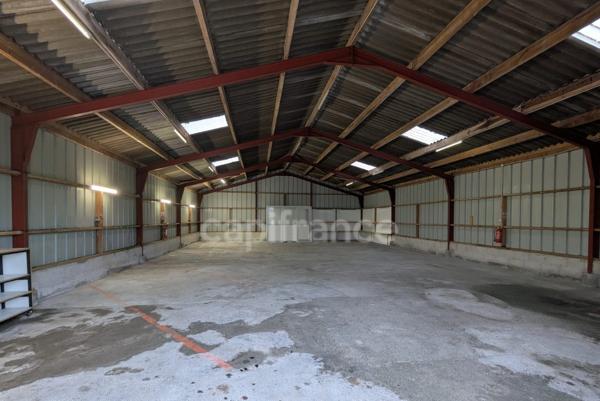 À LOUER – GRÂCES - Local d’activité / hangar 240 m² Sanitaires + 6 stationnements