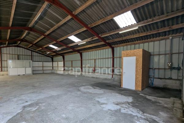 À LOUER – GRÂCES - Local d’activité / hangar 240 m² Sanitaires + 6 stationnements