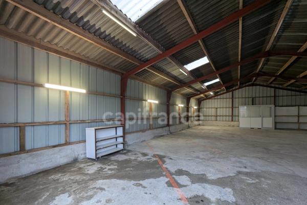 À LOUER – GRÂCES - Local d’activité / hangar 240 m² Sanitaires + 6 stationnements