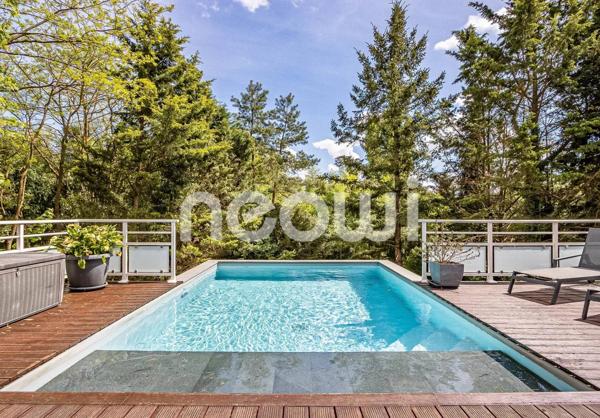 MAISON AVEC PARC ABORE ET PISCINE