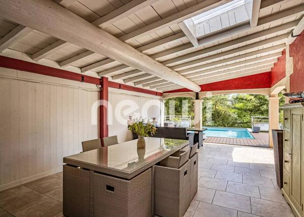 MAISON AVEC PARC ABORE ET PISCINE