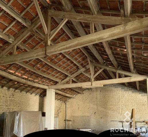 Aigrefeuille d'Aunis centre Grand hangar de 280m2 environ sur 511m2 de parcelle constructible
