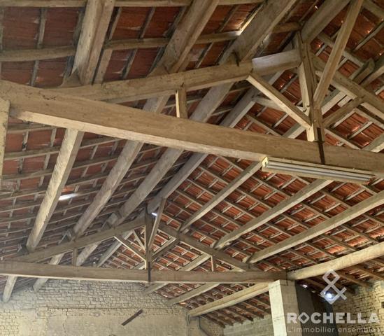 Aigrefeuille d'Aunis centre Grand hangar de 280m2 environ sur 511m2 de parcelle constructible