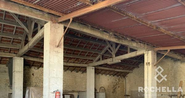 Aigrefeuille d'Aunis centre Grand hangar de 280m2 environ sur 511m2 de parcelle constructible
