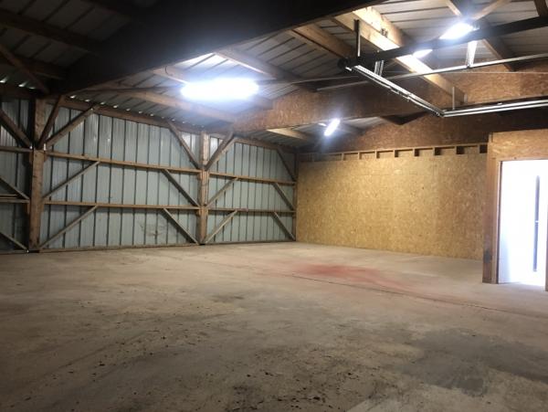 GRANDS GARAGES /HANGARS 5.5€/M2 belle hauteur intérieure à TROARN