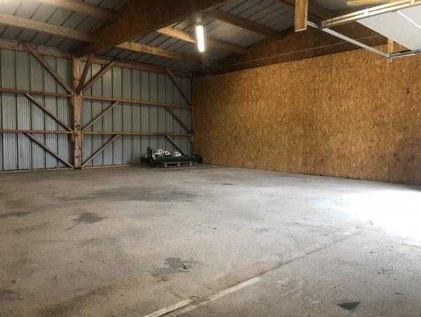 GRANDS GARAGES /HANGARS 5.5€/M2 belle hauteur intérieure à TROARN