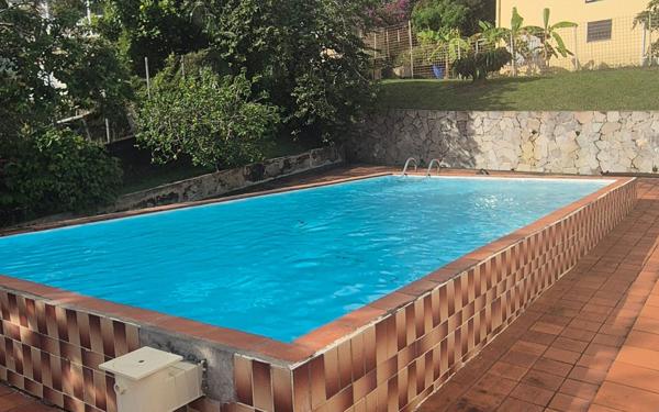 Immeuble à vendre    11 pièces • 245 m2 Fort-de-France