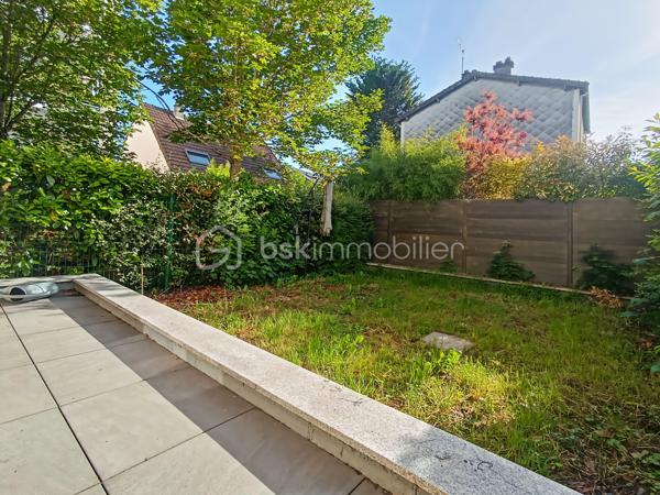 Appartement type F1 de 29.5m2 situé en rez de chaussée d'une résidence de standing de 2016 avec jardin/terrasse de 40m2.

Idéalement situé en plein centre ville :
12 minutes à pied du RER A Noisy le Grand Mont d'est 
8 minutes à pied des bords de Marne 
Bus à 50m 

Les++:

Lumineux 
Calme
DPE C
Jardin privatif 
Accès PMR 

Une place de parking en sous-sol complète ce bien.