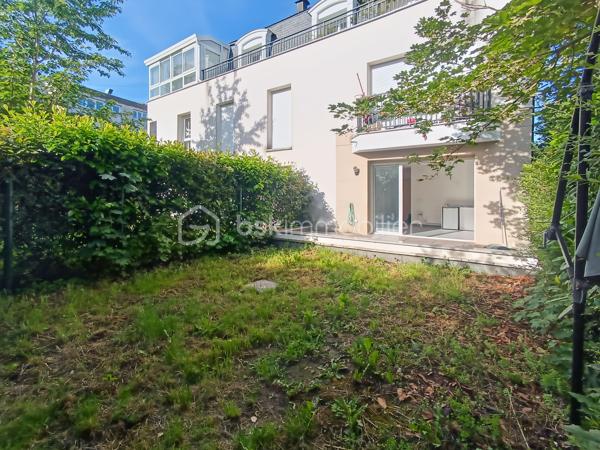 Appartement type F1 de 29.5m2 situé en rez de chaussée d'une résidence de standing de 2016 avec jardin/terrasse de 40m2.

Idéalement situé en plein centre ville :
12 minutes à pied du RER A Noisy le Grand Mont d'est 
8 minutes à pied des bords de Marne 
Bus à 50m 

Les++:

Lumineux 
Calme
DPE C
Jardin privatif 
Accès PMR 

Une place de parking en sous-sol complète ce bien.